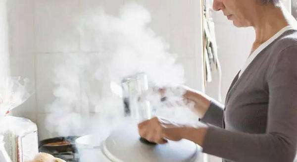 厨房油烟污染应引起女性高度重视